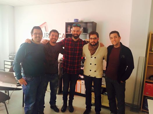 Todo el equipo de Surática Software posa junto al tatuador Rodrigo Gálvez en las oficinas de Surática en Almería