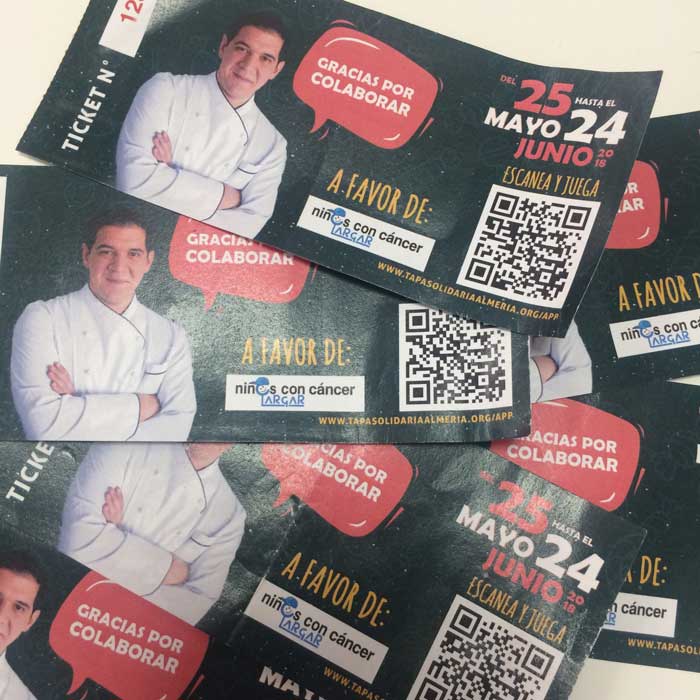 Tickets de "La tapa Solidaria" Almería sobre una mesa.