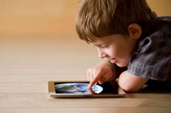 Niño aprende nuevas tecnologías usando una tablet