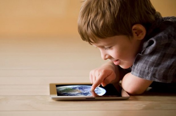 Niño aprende nuevas tecnologías usando una tablet