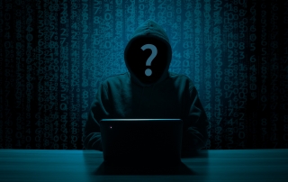 hacker encapuchado navega por la deep web