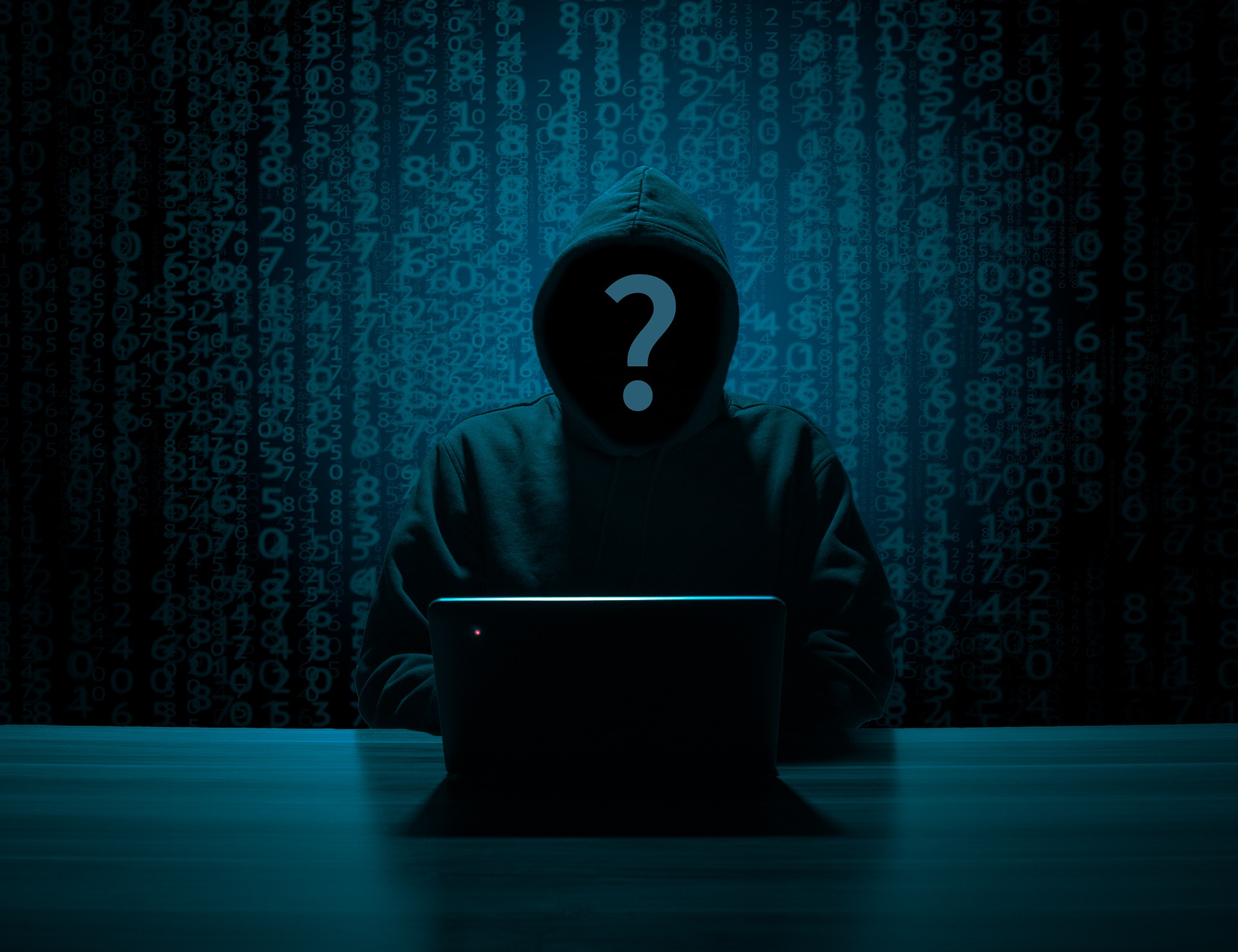 hacker encapuchado navega por la deep web