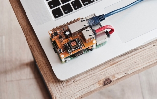 Placa de Arduino sobre un pc