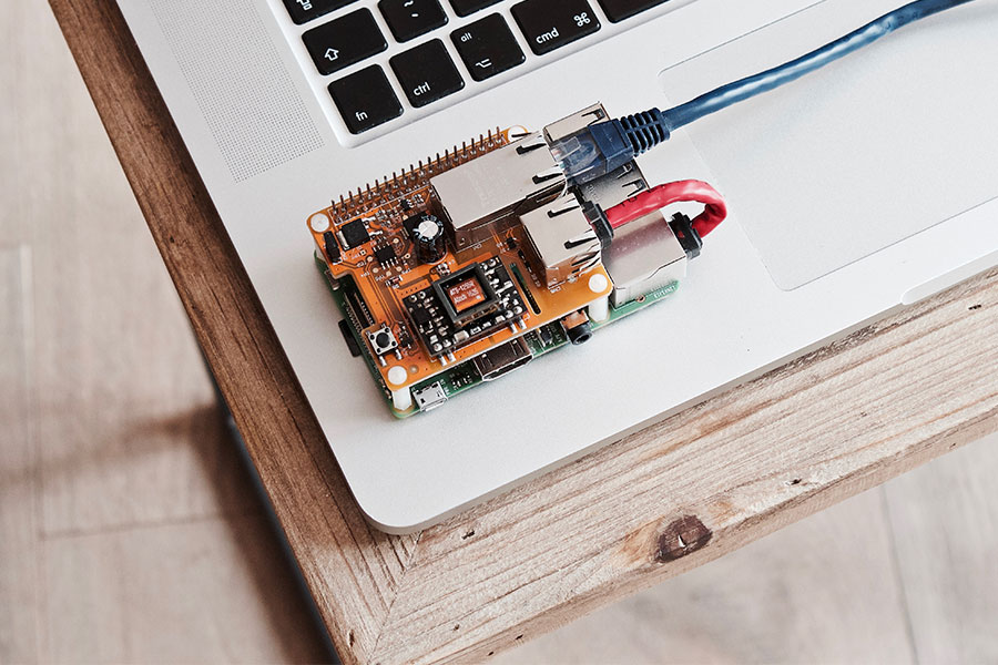 Placa de Arduino sobre un pc - el internet de las cosas