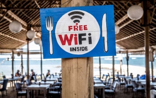 cartel de wifi gratis colocado en un chiringuito en la playa