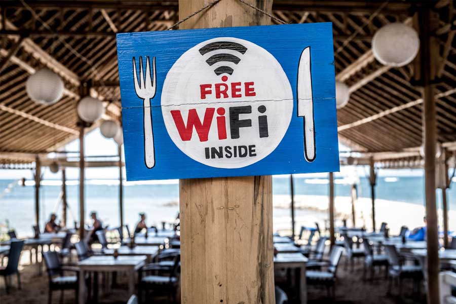 cartel de wifi gratis colocado en un chiringuito en la playa