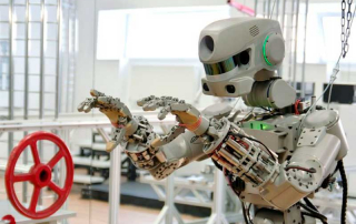 fedor, el robot ruso capaz de moverse y disparar