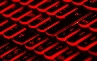 teclado con retroiluminación roja. Teclado de gamers