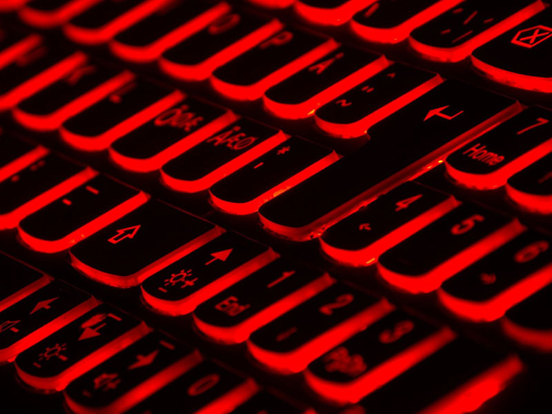 teclado con retroiluminación roja. Teclado de gamers