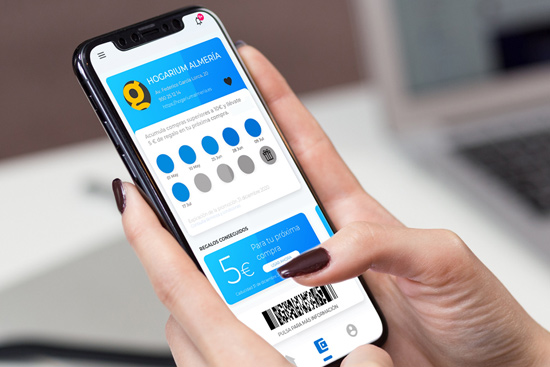 tarjeta-fidelizacion-pymes-app-movil-suratica-tienda mujer tecleando en un teléfono smartphone