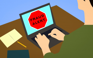Imagen de un hombre sufriendo un fraude informático