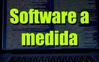 Pantalla oscura de ordenador con lema software a medida