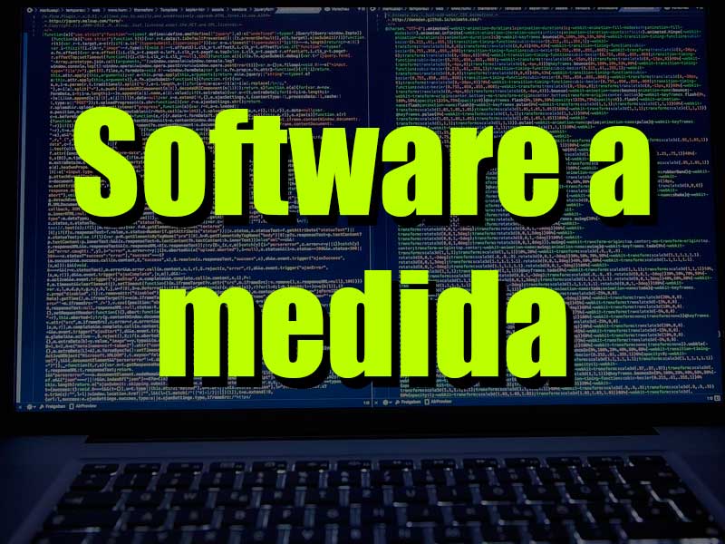 Pantalla oscura de ordenador con lema software a medida