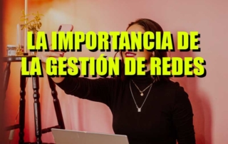 Influencer gestionando sus redes sociales. la importancia de la gestión de las redes sociales tanto para empresas como para las personas.